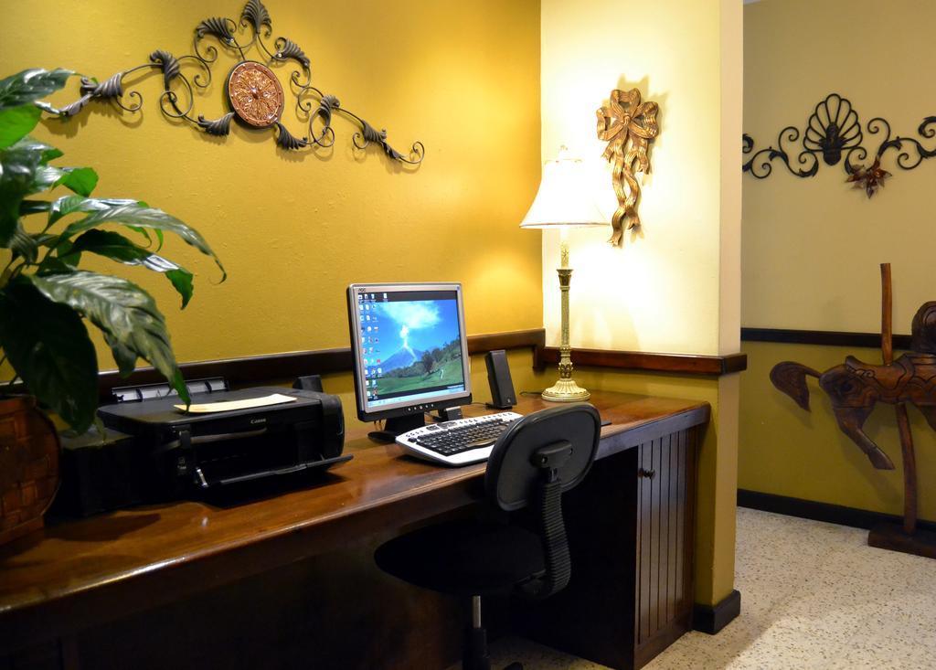 Hostal Villa Toscana Guatemala City ภายนอก รูปภาพ
