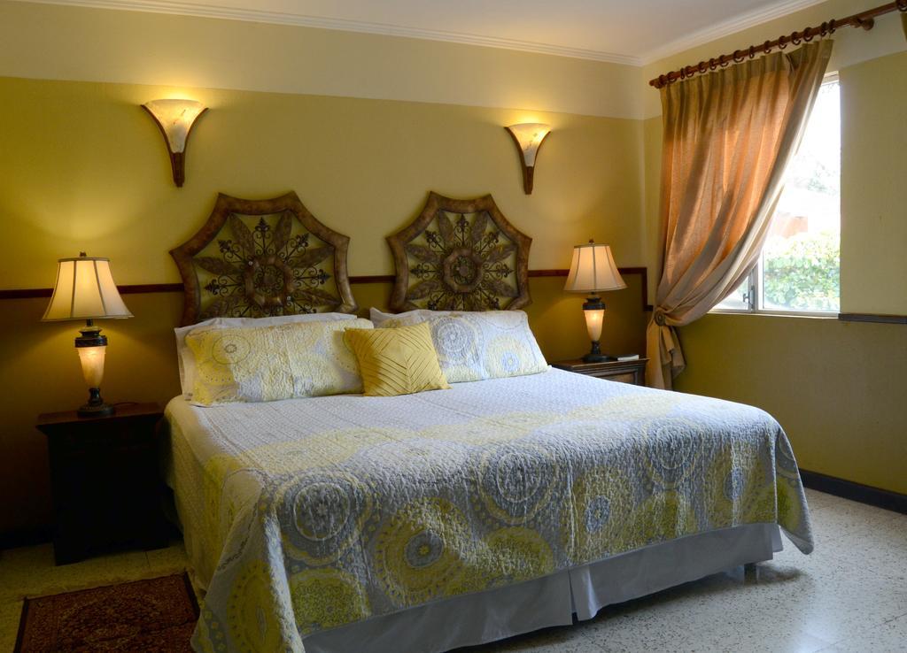 Hostal Villa Toscana Guatemala City ภายนอก รูปภาพ
