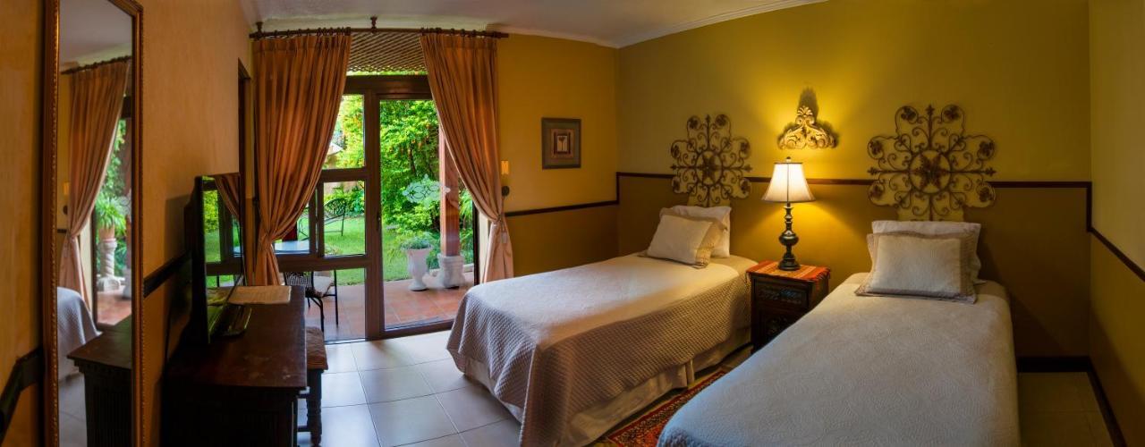 Hostal Villa Toscana Guatemala City ภายนอก รูปภาพ